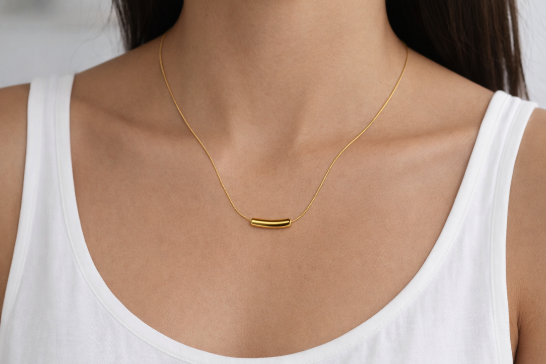 The Essence Curved Bar Necklace