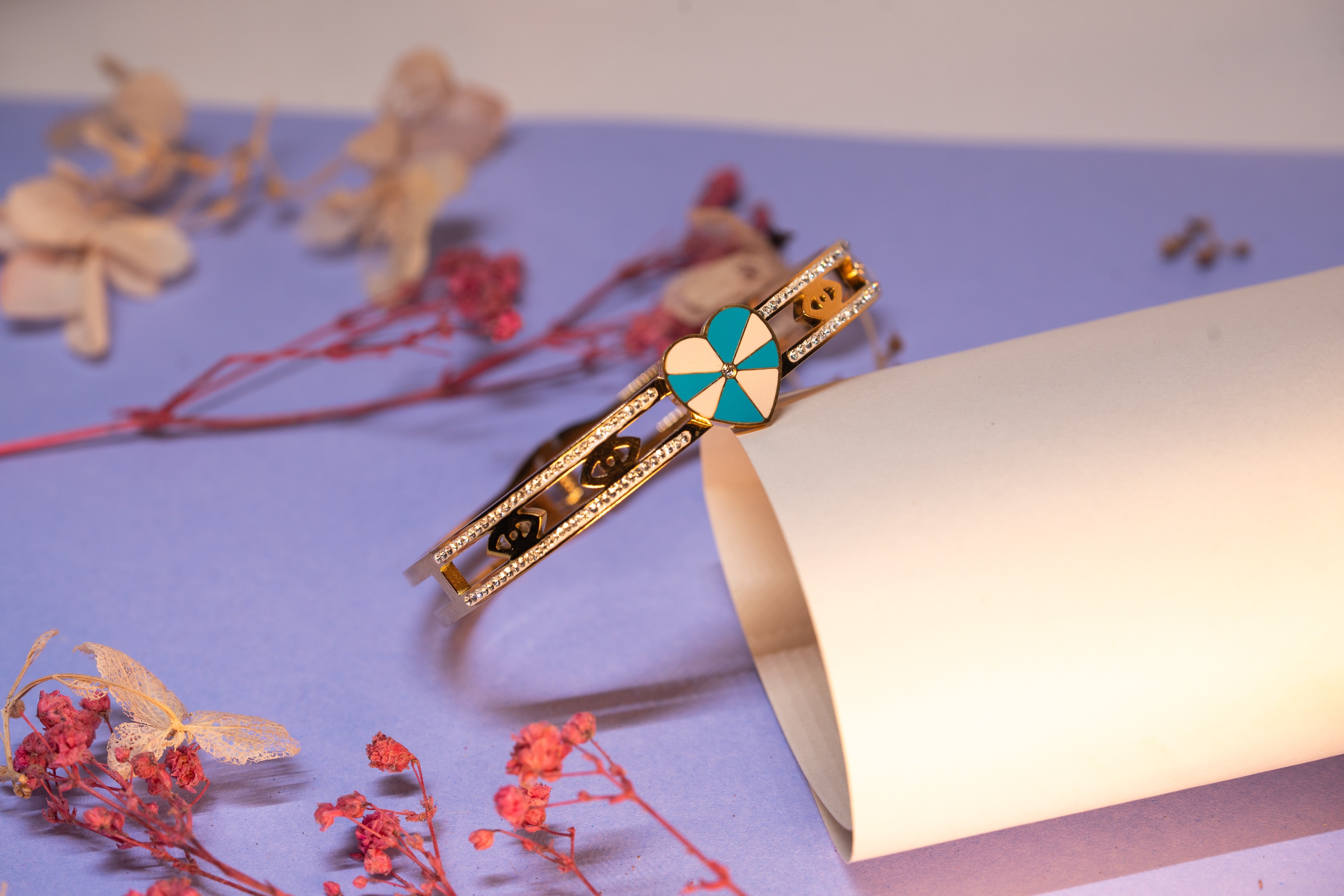 Heart-shaped charm bracelet