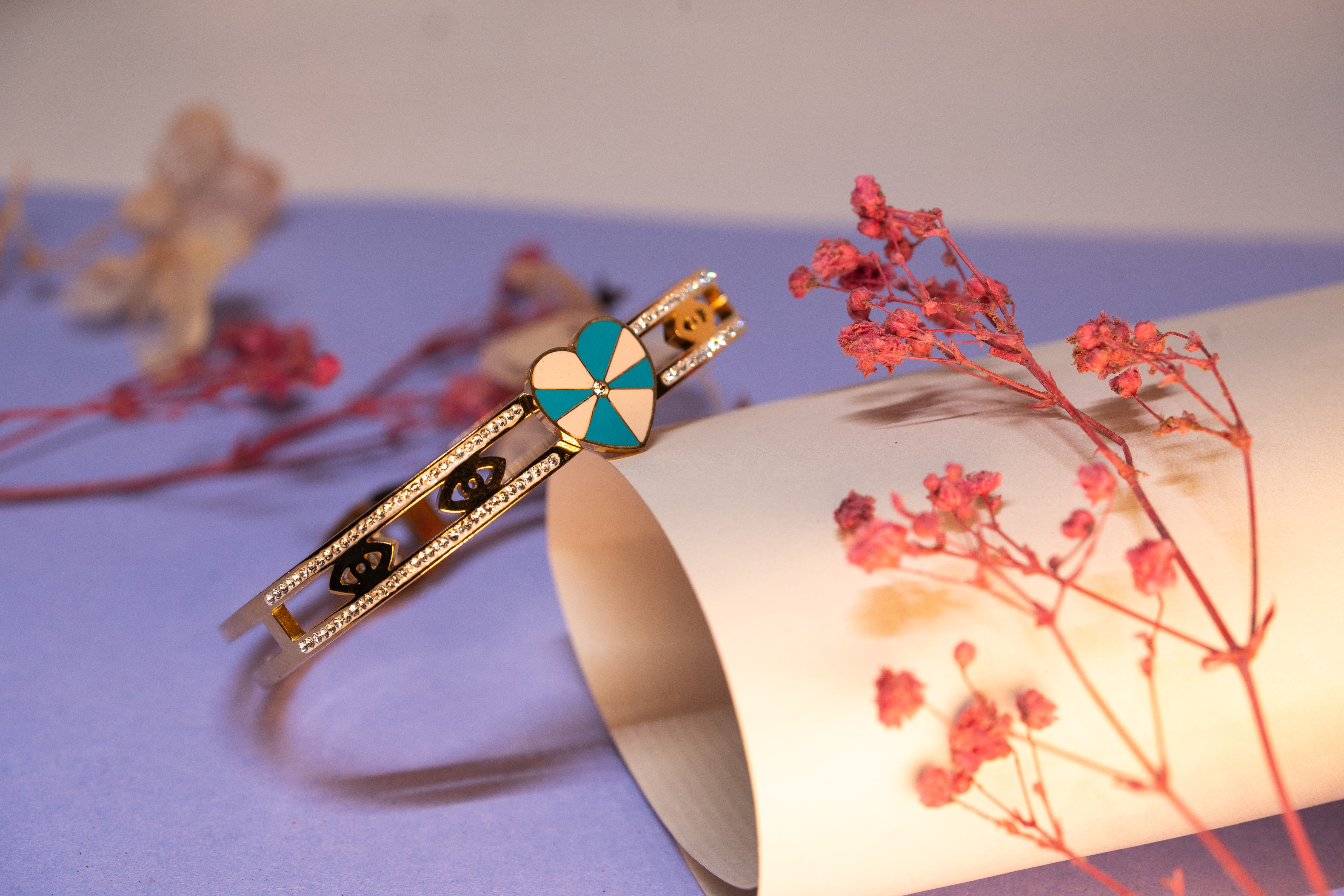 Heart-shaped charm bracelet