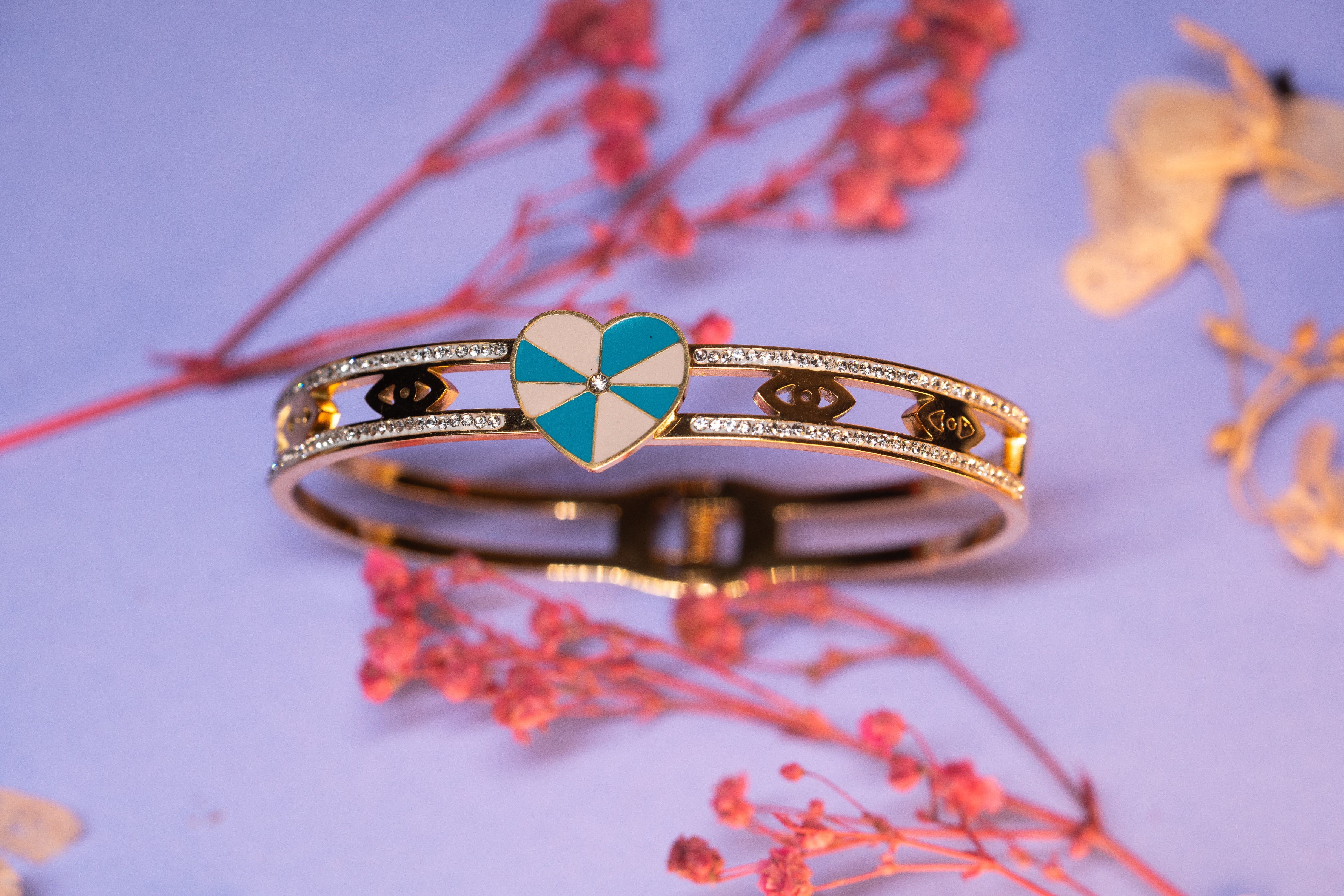 Heart-shaped charm bracelet