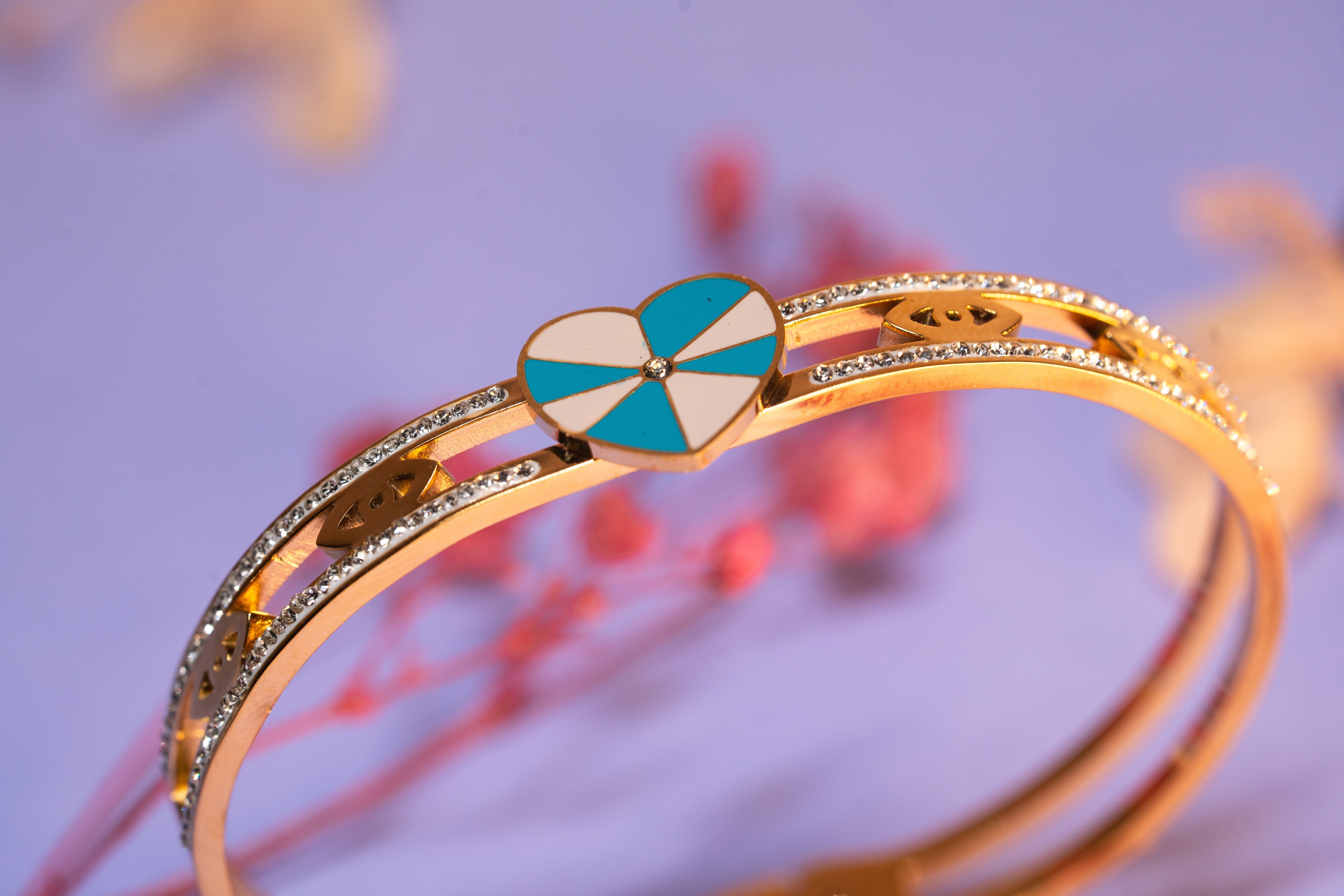 Heart-shaped charm bracelet